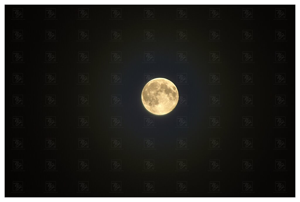 Měsíc ze střechy v Bubenči